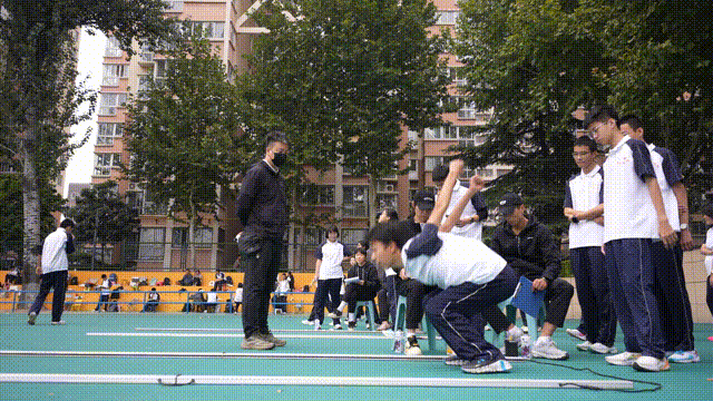 高中男子组立定跳远