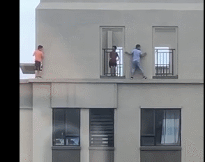 視頻中的3個小孩，2個是留守兒童，1個是單親家庭。