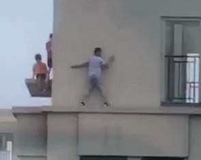 好在物業及時發現，孩子被平安接下。