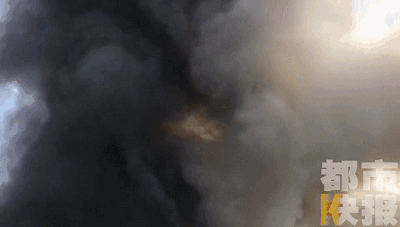 現(xiàn)場已經(jīng)有三輛消防車到達(dá)，消防員正在緊急滅火，但是火勢還沒有得到控制。