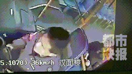 (畫面右下角:女子點煙)