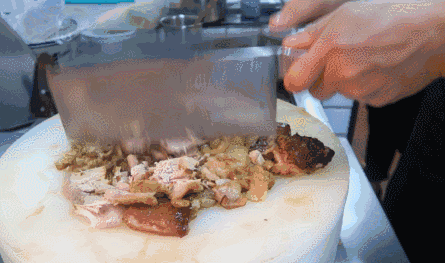 抖抖颤颤的夹起腊肉剁碎