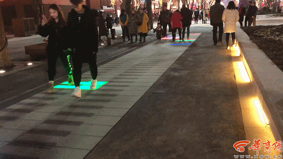 灯光映衬下的“新唐人街”宛若落入凡间的星河,熠熠生辉。