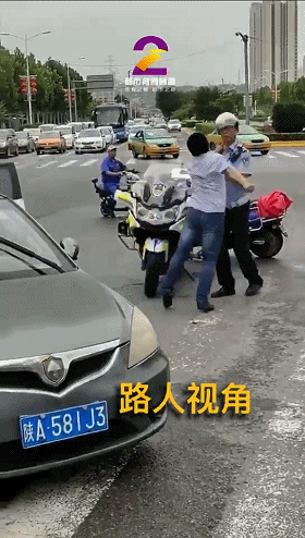 然后就有了揮拳十多次毆打交警的過程