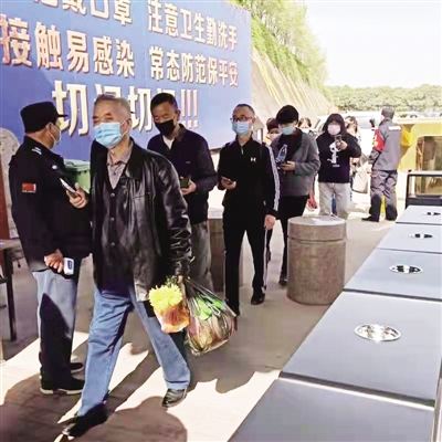 前来祭扫的市民有序进入园区