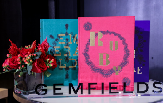 Gemfields推出的由 Thames & Hudson 携手 Violette Editions 联合出版的三部曲《三大宝石》珍藏版系列书籍《祖母绿之书》、《红宝石之书》和《蓝宝石之书》