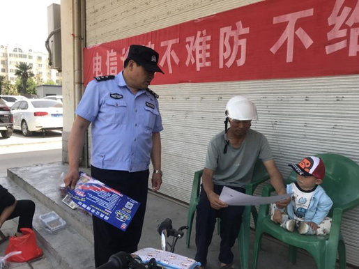（韩民安向居民做反诈骗宣传）