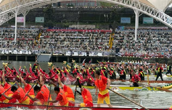 6月19日，安康汉江龙舟比赛，千人冒雨奋楫冲刺，数万名群众沿江观赛