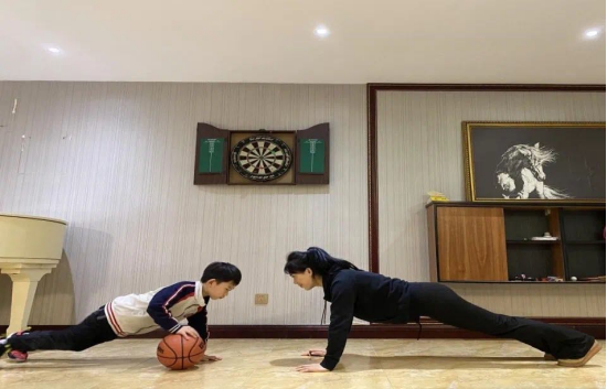 家长陪伴孩子一起强身锻炼亲子乐动