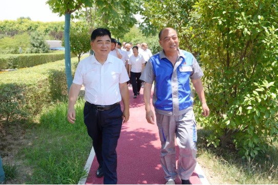 青岛啤酒宝鸡公司总经理孔锁贤(右一)陪同参观