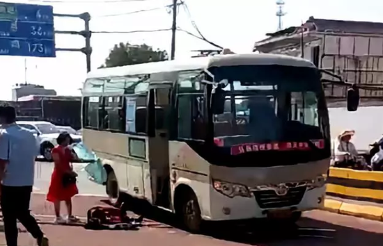 西安公交车发生持刀伤人事件8人受伤2人身亡