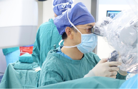 整形外科主任王爱武利用显微外科技术为患者手术