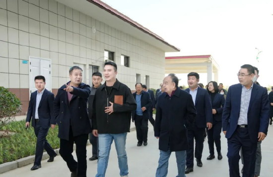 陕西柳林酒业集团董事长陪同吴一先生参观柳林酒厂区