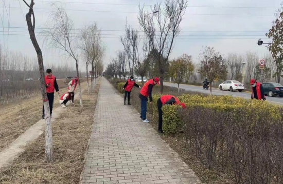 志愿者对渭河耿镇段南岸杂物进行集中清理