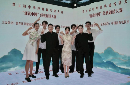 师生参加中华经典诵写讲大赛