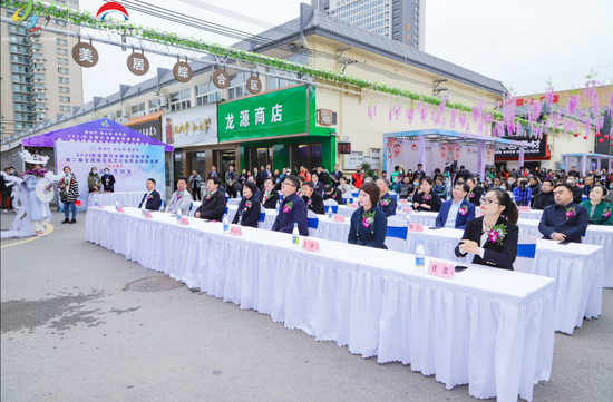 花艺节期间，活动丰富多彩。第二届中国杯插花花艺大赛全国冠军、亚洲杯插花花艺大赛中国代表薛科峰先生；世界杯花艺大赛中国区总决赛十强选手、北京世界园艺博览会金奖、CBDA2019中国设计年度人物、2020全国插花花艺职业技能竞赛总决赛冠军子木先生和高级花艺师、2018年“中国杯”花艺大赛西北赛区冠军的乔丽女士等多位花艺大师将一展风采。还有古筝表演、花仙子巡游、插花体验、萌宠集结、精美伴手礼等活动，在十月的金秋给市民游客一场美丽的邂逅。