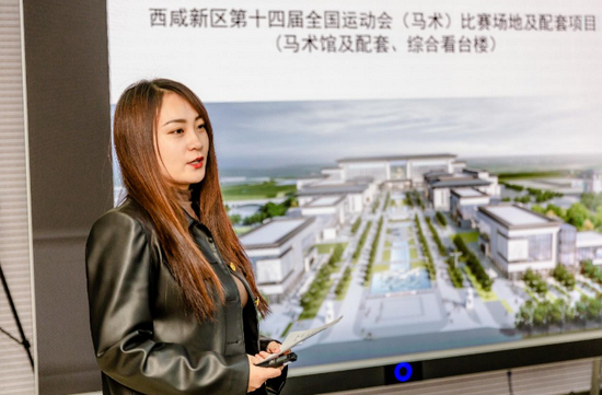 中建西北院郑晓洪工作室高级建筑师范斯媛作为十四运场馆建设代表现场分享马术馆项目志愿讲解