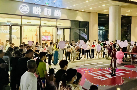 (市民朋友们一起感受浪漫的七夕氛围)