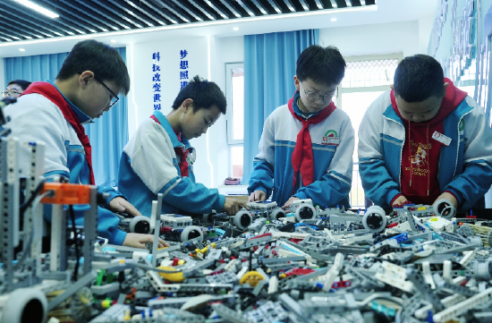 4月8日，府谷县明德小学学生正在组装机器人。记者王晨曦摄