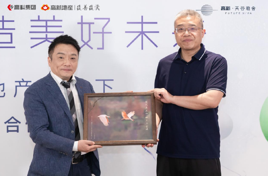　　（礼赠挚友：因风弄玉水，映日上金堤。拍摄于汉中洋县朱鹮保护区的一对展翅高飞的朱鹮，既寓意着中日两国友谊长存，亦象征着松下与高新地产的战略合作美好携手，共同为客户打造健康生活的美好标杆。）