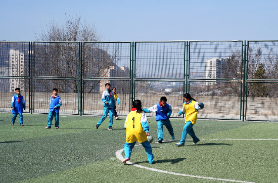 府谷县狠抓学生体质健康提升工作，严查挤占体育课等行为，常态化开展体育赛事与体能锻炼。图为4月8日，府谷县明德小学足球队开展训练，该校2017年就成为全国青少年校园足球特色学校。记者王晨曦摄