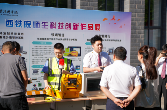 学生为到访企业讲解自主研发科技产品