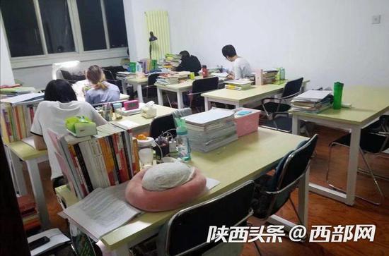 不大的自习室里摆满了桌椅，大家进入教室就开始埋头学习