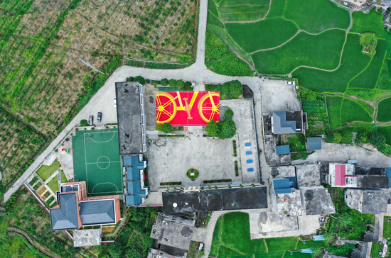 美团单车轮胎回收后再生利用,投入建设环保塑胶球场的公益捐赠项目