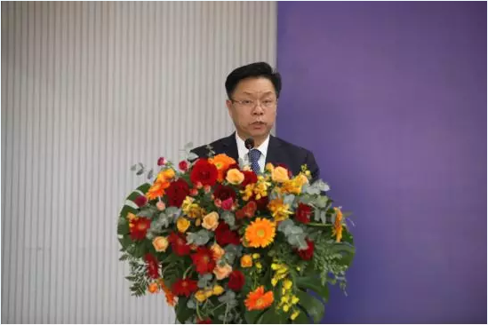 陕西省体育局副局长徐鹏宣读通知文件