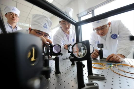 科研人员正在进行卫星产品测试