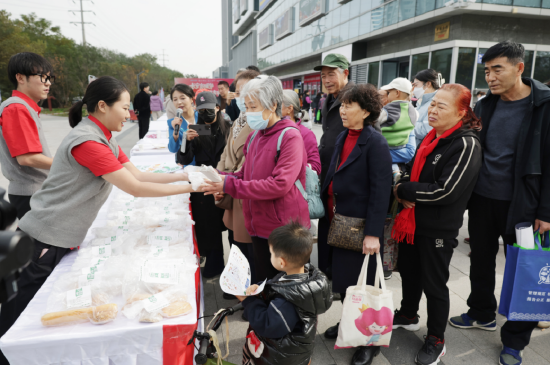 （图片：西安肯德基“食物驿站”走进社区）