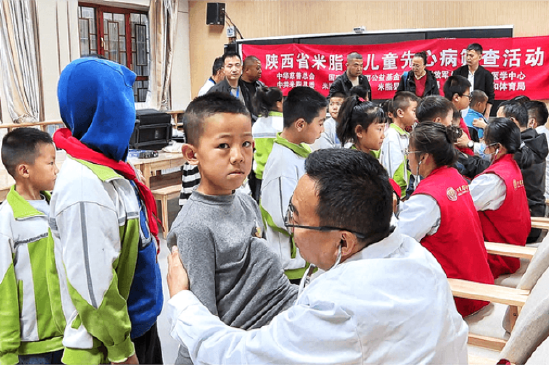 图为米脂县儿童先心病筛查活动现场
