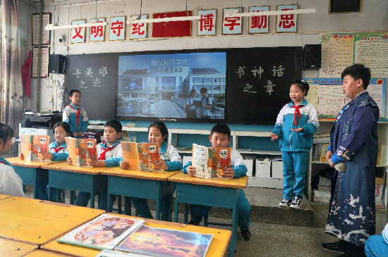 “跨学科项目式”学习是府谷县第三小学的特色品牌，该校呼应新课标理念，将不同学科知识融合，设计项目式课程，受到学生欢迎。图为4月8日，该校学生在课堂上进行情景演绎，将语文、历史等课程中“神笔马良”的内容灵活展现。记者王晨曦摄