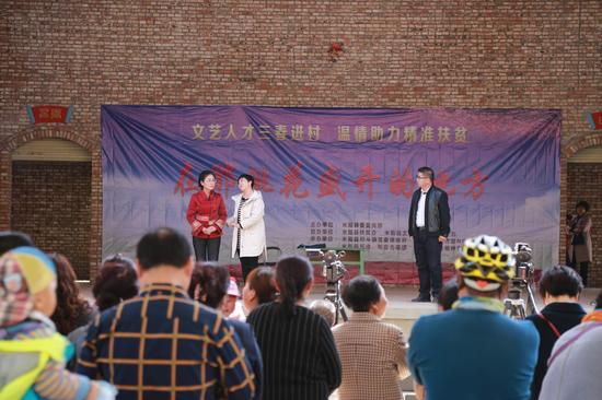 文艺人才三春进村 桃花山下歌声飞扬