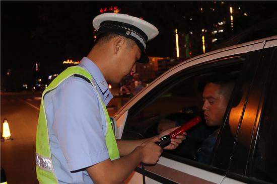 子长交警开展酒驾醉驾毒驾周末夜查集中统一行