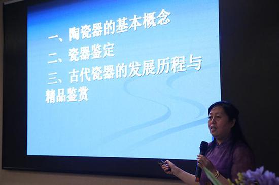 尹夏清教授介绍瓷器知识