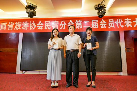 省旅游协会副会长兼秘书长李志为“漂亮的民宿之人气民宿”获奖单位颁奖