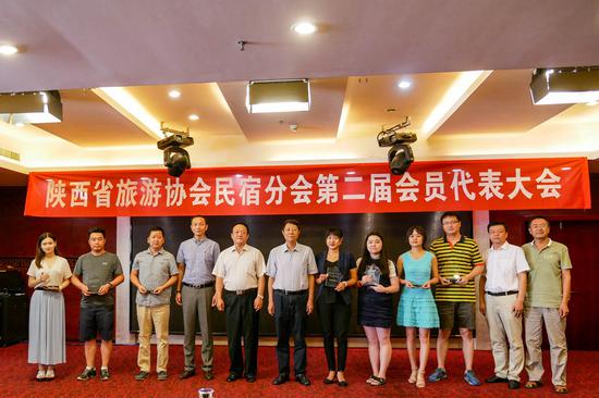 省旅游协会领导为“漂亮的民宿之十佳民宿”获奖单位颁奖