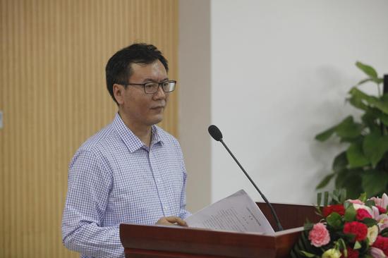 海南中学副校长汪涵宣读联盟章程