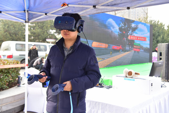 体验者感受VR环保科?#25112;?#32946;
