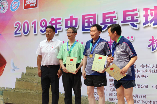 榆林市体育局局长韦军(左)为获奖选手颁奖