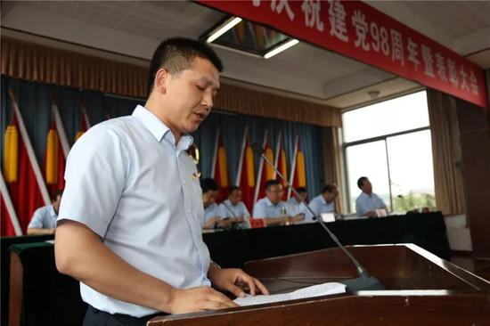 先進基層黨組織代表——營銷公司黨總支部書記劉國棟發(fā)言