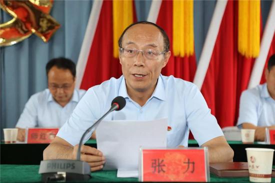 西鳳集團公司黨委副書記、總裁張力宣讀《關(guān)于表彰先進基層黨組織、優(yōu)秀黨務(wù)工作者和優(yōu)秀共產(chǎn)黨員的決定》