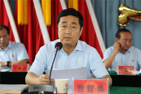 西鳳集團公司黨委委員，西鳳股份公司副董事長、總經(jīng)理賈智勇宣讀《關(guān)于表彰2018年度黨風(fēng)廉政建設(shè)先進單位和先進個人的決定》