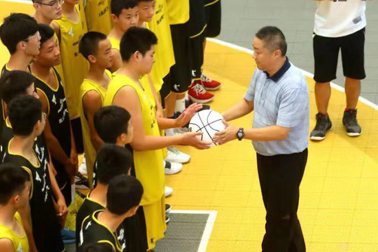 省体育局副局长邹军为中学生比赛开球