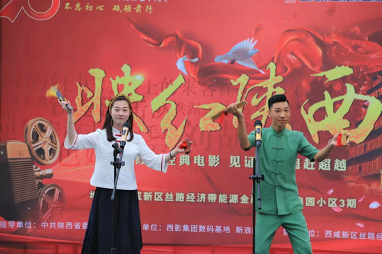 用快板的形式向广大市民宣传生活垃圾分类知识