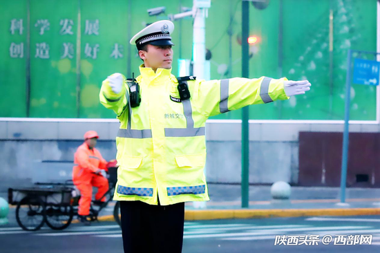 西安市公安局交警支队新城大队警务辅助人员杨鹏荣获提名奖