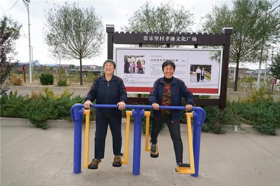 榆阳区常乐堡老年幸福院老人锻炼身体