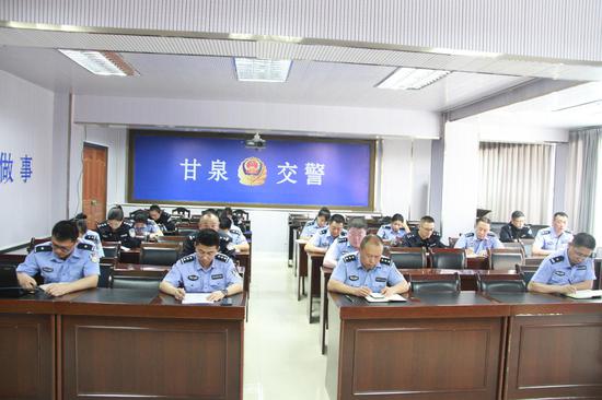 全警大练兵 甘泉公安交警开展舆情处置暨公文写作培训会