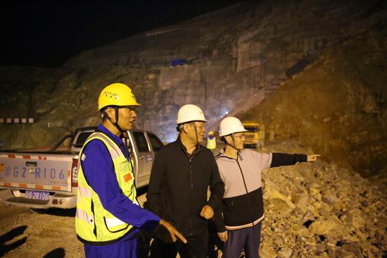 水电十五局双江水库项目安全总监贾福昌、双江水库工程监理部总监廖丹一、重庆市涪陵区御泉河水务公司工程处处长尹德翼夜间检查 王锋孝 摄